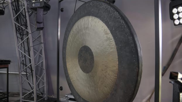 A breathtaking setup that includes a substantial gong and a powerful bass drum, perfect for live music events. Clip