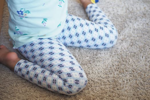 child sitting W posture on the floor