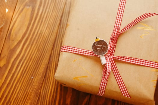 Little tag with Christmas wishes and gifts. Birk on the gift box that says Happy new year!