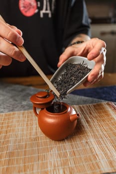 Explore a handson and immersive approach to brewing aromatic tea with a traditional teapot and loose tea leaves