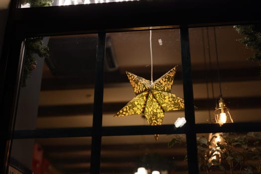 A beautifully lit star decoration enhances the warm ambiance of a cozy caf during winter