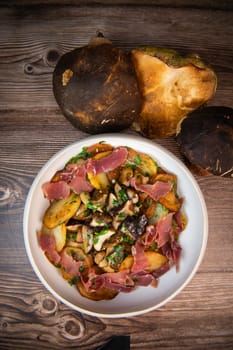 Recipe for Sarladaise potatoes with porcini mushrooms and Iberian ham, High quality photo