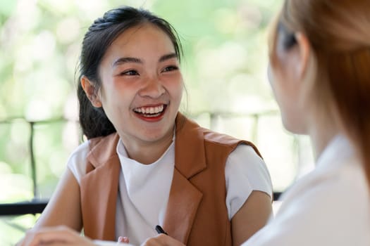 Experienced businesswoman providing valuable advice to a new employee, fostering growth and development in a professional environment.