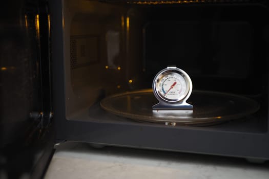 The temperature gauge located inside the microwave displays the cooking progress accurately