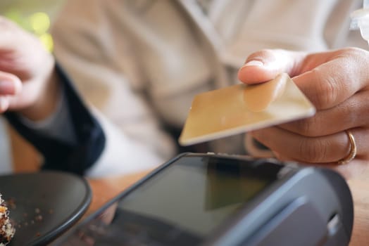 Payment terminal charging from a card, contactless payment