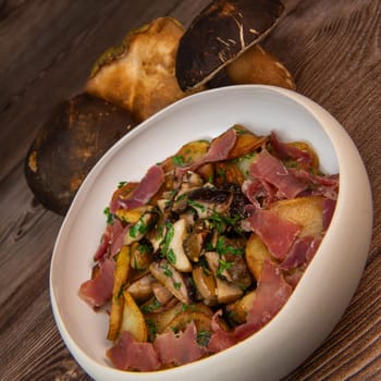 Recipe for Sarladaise potatoes with porcini mushrooms and Iberian ham, High quality photo