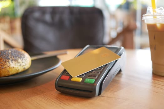 Payment terminal charging from a card, contactless payment