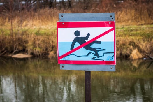 Signboard restricting stepping on the ice