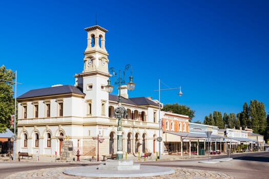 BEECHWORTH, AUSTRALIA - JANUARY 1 2025: Historic Beechworth town centre on a warm summer's day in Victoria, Australia on January 1st, 2025
