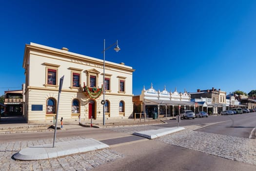 BEECHWORTH, AUSTRALIA - JANUARY 1 2025: Historic Beechworth town centre and Bank of Victoria on a warm summer's day in Victoria, Australia on January 1st, 2025