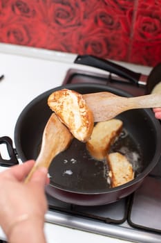 Fry white loaf croutons in a frying pan. Cook breakfast.