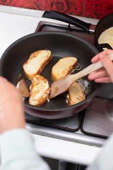 Fry white loaf croutons in a frying pan. Cook breakfast.
