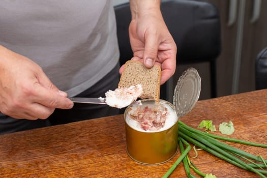 Spread the stew on the bread. Prepare a meat sandwich.