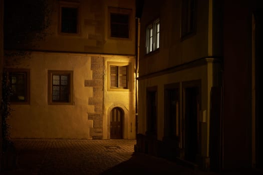 Night scene at the church square, Kirchplatz at the former Jakobsschule, Reichsstadtgymnasium today community center, Gemeindezentrum in Rothenburg ob der Tauber in Germany