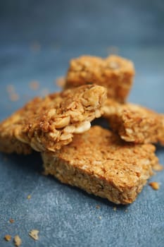 Chewy granola bars are nutritious and delicious, ideal for snacks or breakfast anytime