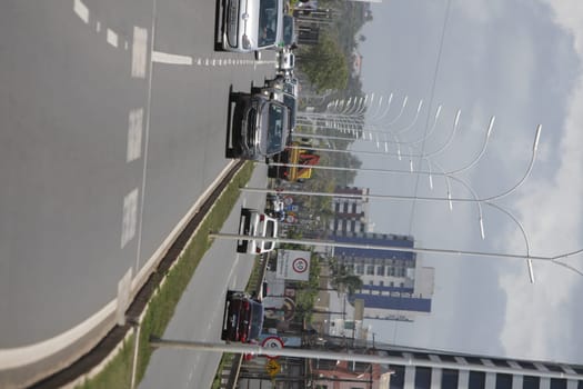 Movimentação de veículos em trecho de duplicação da rodovia estadual BA-001, na Orla Sul da cidade de Ilhéus (Joá Souza/ GOVBA).