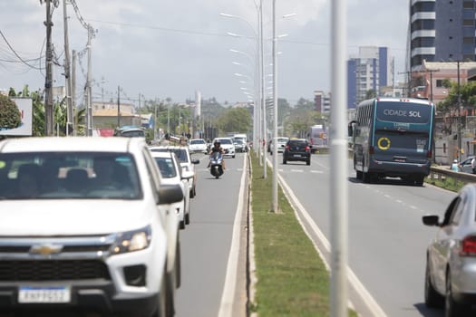 Movimentação de veículos em trecho de duplicação da rodovia estadual BA-001, na Orla Sul da cidade de Ilhéus (Joá Souza/ GOVBA).