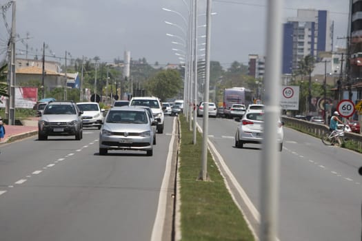 Movimentação de veículos em trecho de duplicação da rodovia estadual BA-001, na Orla Sul da cidade de Ilhéus (Joá Souza/ GOVBA).