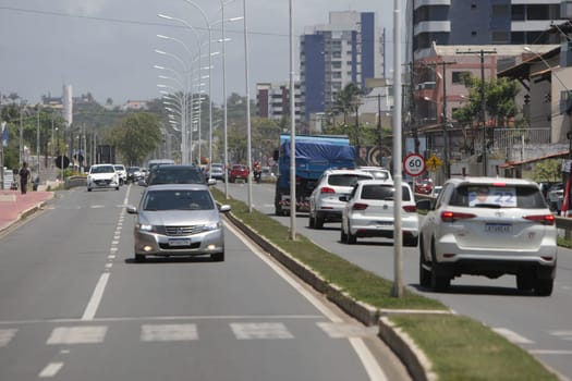 Movimentação de veículos em trecho de duplicação da rodovia estadual BA-001, na Orla Sul da cidade de Ilhéus (Joá Souza/ GOVBA).