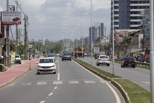 Movimentação de veículos em trecho de duplicação da rodovia estadual BA-001, na Orla Sul da cidade de Ilhéus (Joá Souza/ GOVBA).