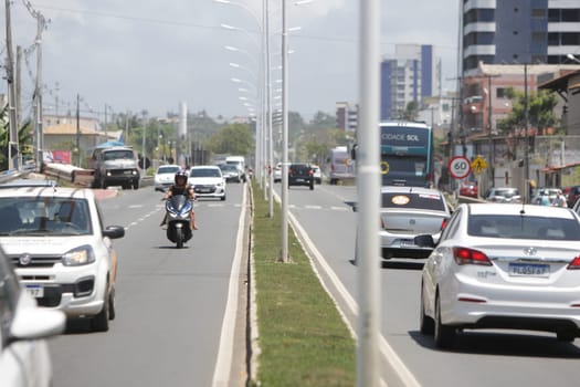 Movimentação de veículos em trecho de duplicação da rodovia estadual BA-001, na Orla Sul da cidade de Ilhéus (Joá Souza/ GOVBA).