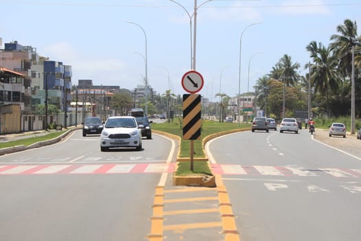 Movimentação de veículos em trecho de duplicação da rodovia estadual BA-001, na Orla Sul da cidade de Ilhéus (Joá Souza/ GOVBA).