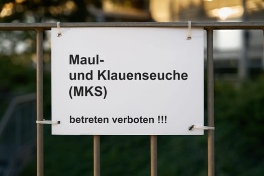 Sign with the German inscription Maul und Klauenseuche, betreten verboten. Translation: Foot and mouth disease, no trespassing