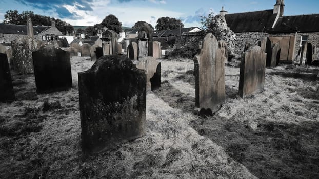 Ein alter unheimlicher Friedhof in Schottland in dunklen Farben