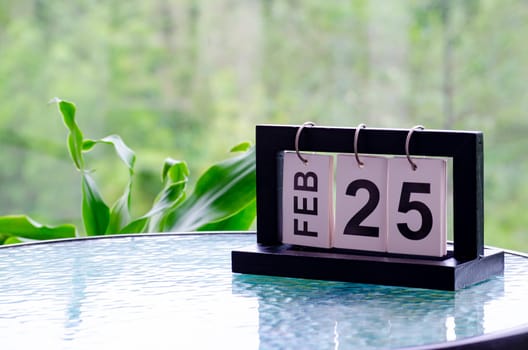 25th February table calendar with customizable space for text or ideas.