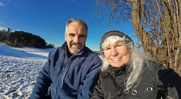 Lachende ältere Menschen. Zuneigung und Liebe unter einem Senioren Ehepaar.
