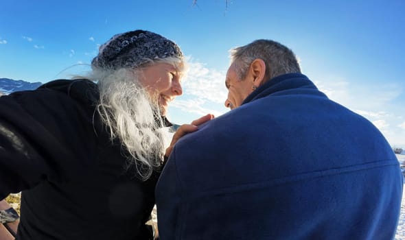Lachende ältere Menschen. Zuneigung und Liebe unter einem Senioren Ehepaar.