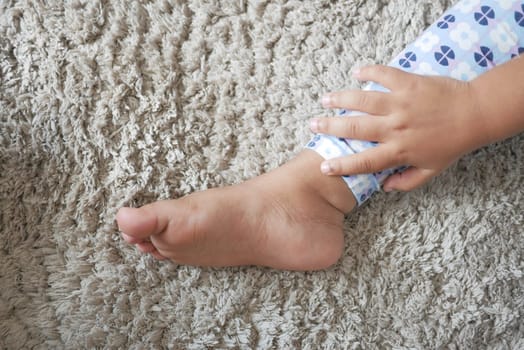 child girl suffering from itching skin on feet.