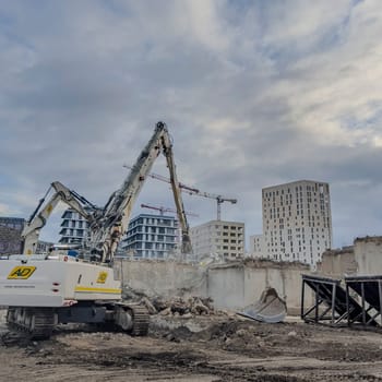 France, Bordeaux 01.20.2025, Building demolition excavator with mechanical arm. Destruction of houses. Heavy machinery, hydraulic construction equipment. High quality photo