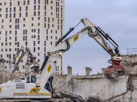 France, Bordeaux 01.20.2025, Building demolition excavator with mechanical arm. Destruction of houses. Heavy machinery, hydraulic construction equipment. High quality photo