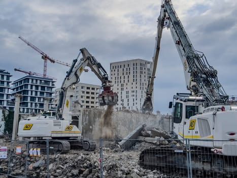 France, Bordeaux 01.20.2025, Building demolition excavator with mechanical arm. Destruction of houses. Heavy machinery, hydraulic construction equipment. High quality photo
