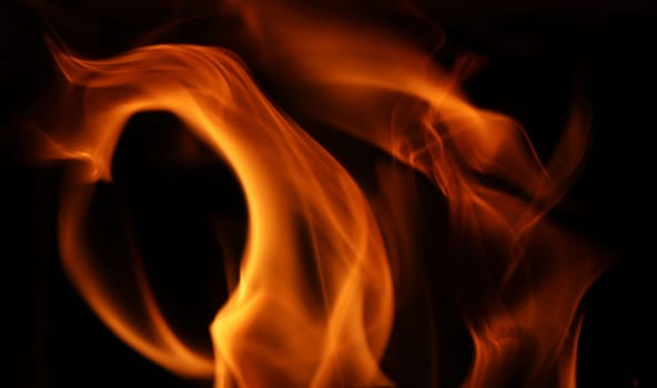 Flammen von einem Feuer vor einem schwarzen Hintergrund
