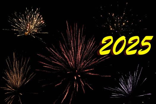 Jahreswechsel 2025 mit verschieden Silvesterraketen am schwarzen Himmel
