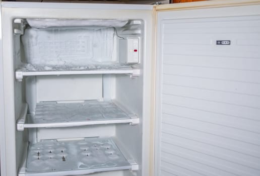 an ice crust has formed on the walls of the freezer and on the cooling tubes, and the ice is spreading, urgent defrosting is required,