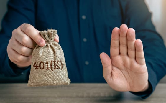 Features of a 401k retirement plan. Feature warnings. Advantages and disadvantages. Suspension of the pension savings program. Risks. A financial advisor advises caution.