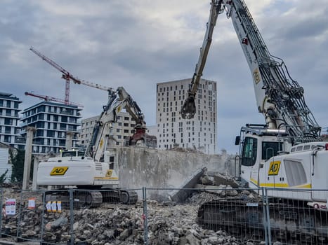 France, Bordeaux 01.20.2025, Building demolition excavator with mechanical arm. Destruction of houses. Heavy machinery, hydraulic construction equipment. High quality photo