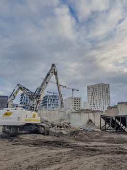 France, Bordeaux 01.20.2025, Building demolition excavator with mechanical arm. Destruction of houses. Heavy machinery, hydraulic construction equipment. High quality photo