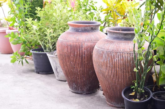 2 terracotta jars in old condition, representing a retro garden style.