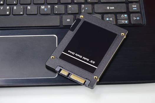 Harddisk SSD 2.5 inch black put on laptop