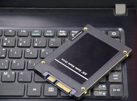 Harddisk SSD 2.5 inch black put on laptop