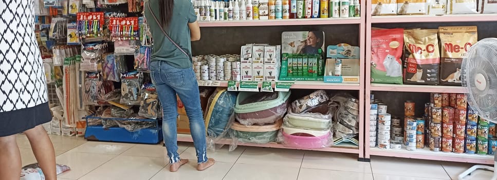 19-8-22 Chonburi, Thailand Pet shop and pet food shop are very popular with animal lovers.