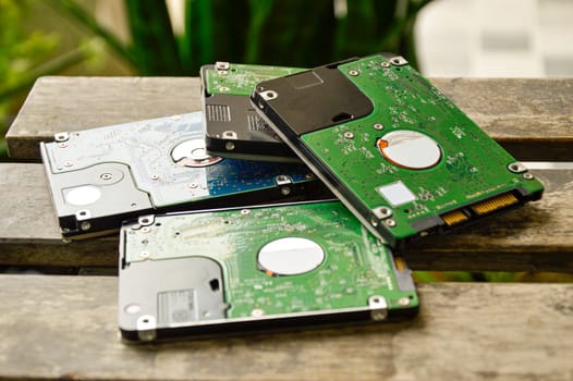 2.5-inch hard drives stacked on top of each other, currently still popular.