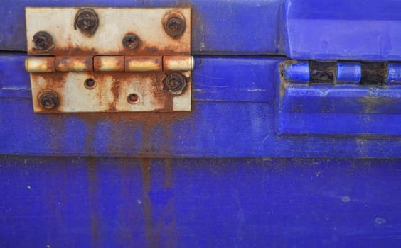 The hinges have a lot of rust.