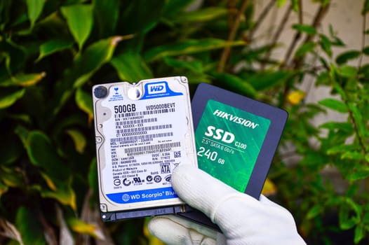 16/09/65 Chonburi, Thailand, SSD hard drives are coming to replace. swivel plate hard drive The demand for use has increased considerably.