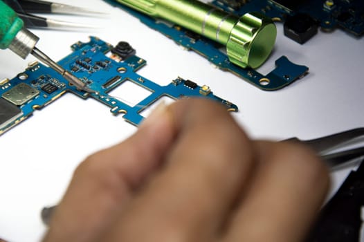 smartphone repair smartphone Soldered parts, male, close-up