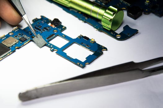 smartphone repair smartphone Soldered parts, male, close-up